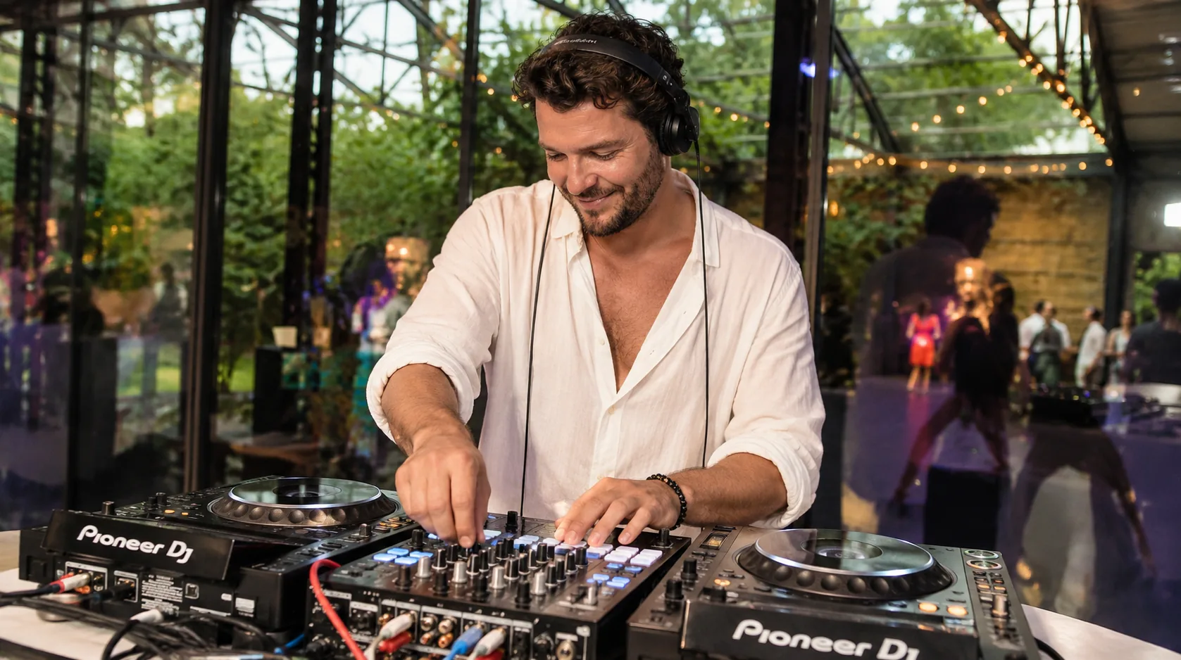 DJ a atuar num evento privado